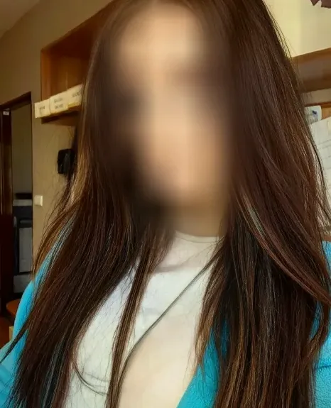Andrea, 27