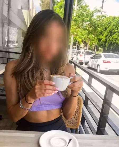 Andrea, 32